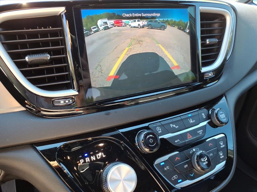 2025 Chrysler Pacifica Select