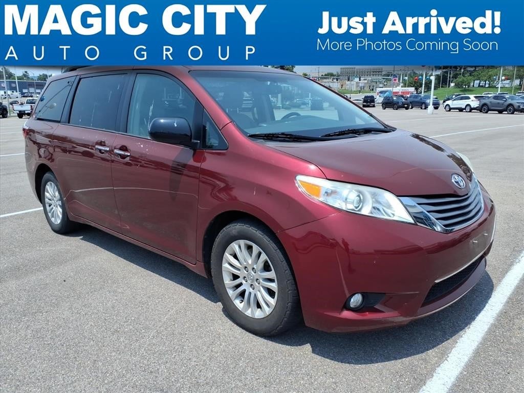 2017 Toyota Sienna XLE Premium 8 Passenger