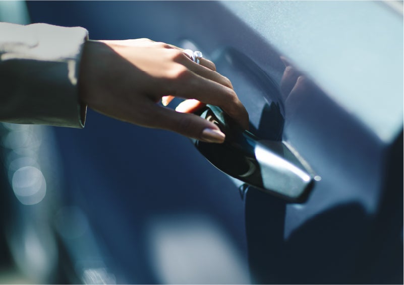 A hand gracefully grips the Light Touch Handle of a 2023 Lincoln Aviator® SUV to demonstrate its ease of use | Magic City Lincoln in Roanoke VA