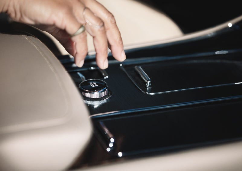 A hand reaching for the Lincoln Drive Modes knob of a 2024 Lincoln Aviator® SUV | Magic City Lincoln in Roanoke VA