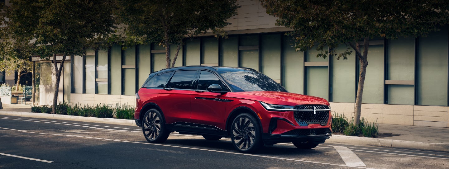 A 2025 Lincoln Nautilus® SUV with an available hybrid powertrain is parked in an urban setting. | Magic City Lincoln in Roanoke VA