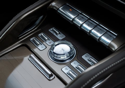 A crystal-inspired volume knob is shown in the center floor console of a 2025 Lincoln Nautilus® SUV. | Magic City Lincoln in Roanoke VA
